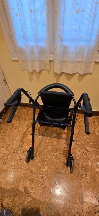 Andador con asiento y almacenamiento