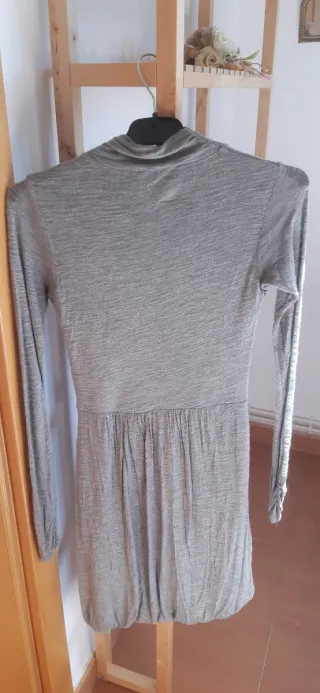 Vestido gris con cuello corto de Zara