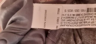 Vestido gris con cuello corto de Zara