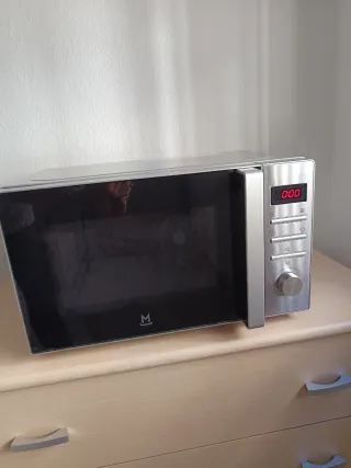 Microondas plateado con panel digital