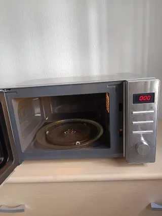 Microondas plateado con panel digital