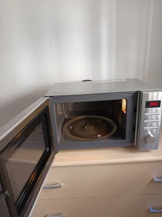 Microondas plateado con panel digital