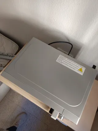 Microondas plateado con panel digital