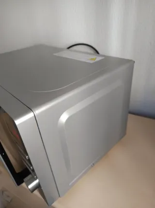 Microondas plateado con panel digital