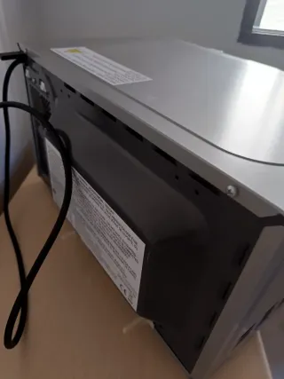 Microondas plateado con panel digital