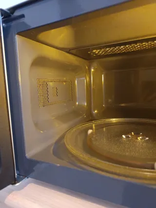 Microondas plateado con panel digital