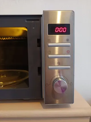 Microondas plateado con panel digital