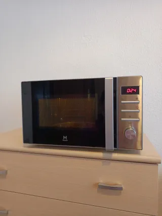 Microondas plateado con panel digital
