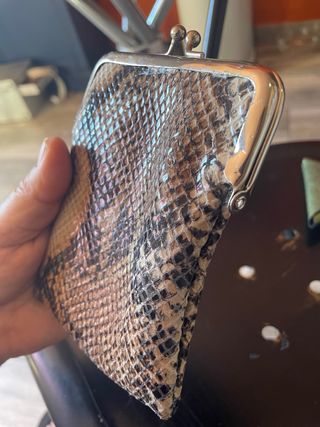 Monedero cigarrarrera animal print serpiente.