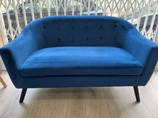 Sofá azul de terciopelo