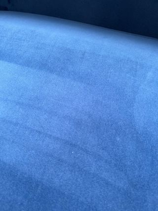 Sofá azul de terciopelo