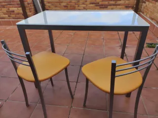 Mesa cocina metálica superficie cristal y 2 sillas