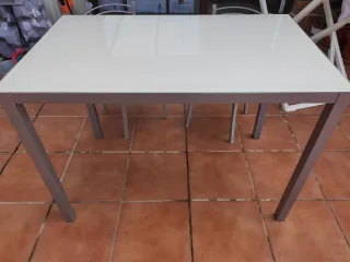 Mesa cocina metálica superficie cristal y 2 sillas