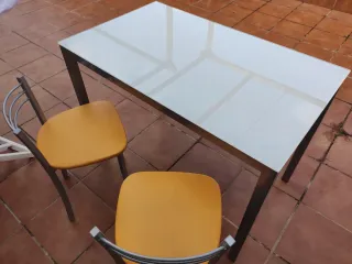 Mesa cocina metálica superficie cristal y 2 sillas