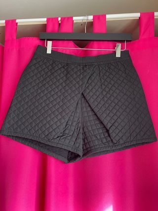 Dos faldas y short Zara y Stradivarius S/M.