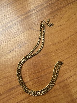 Set di collane e orecchini dorati