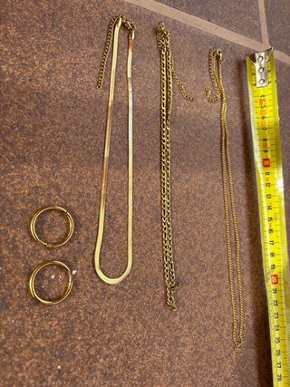 Set di collane e orecchini dorati