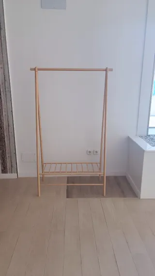 Perchero de bambú con estante