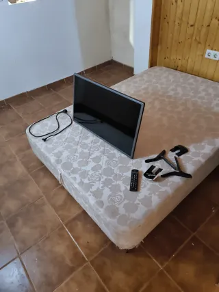 TV LG 32LB561B con patas y módulo VESA