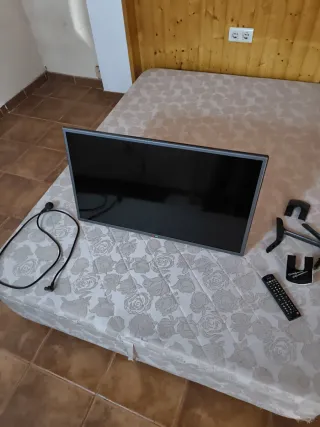 TV LG 32LB561B con patas y módulo VESA
