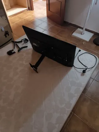 TV LG 32LB561B con patas y módulo VESA