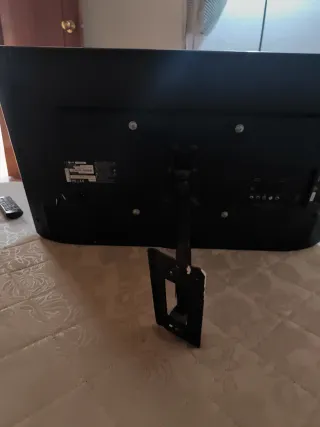 TV LG 32LB561B con patas y módulo VESA