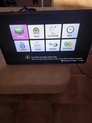 TV LG 32LB561B con patas y módulo VESA