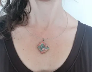 Collar artesano papel maché rosa