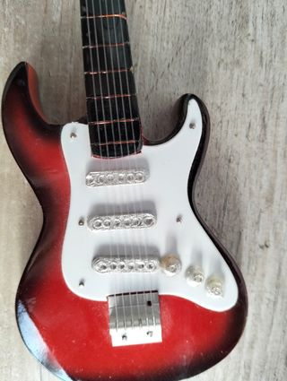 Guitarra Eléctrica Miniatura Roja