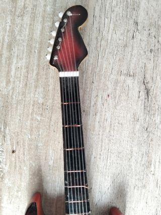 Guitarra Eléctrica Miniatura Roja