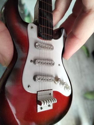 Guitarra Eléctrica Miniatura Roja