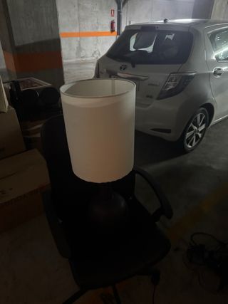 Lámpara de mesa gris y blanca