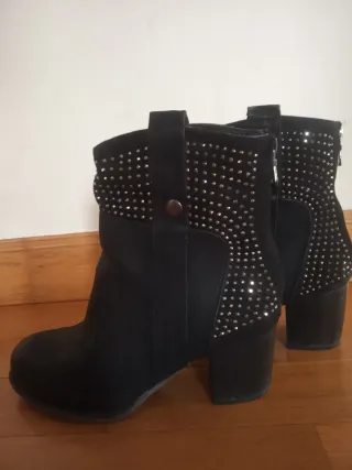 Botines negros con tachuelas T35