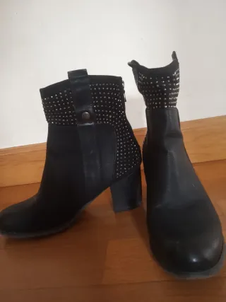 Botines negros con tachuelas T35