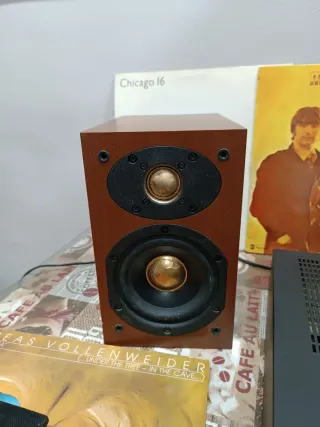 Amplificador Technics y altavoces Denon