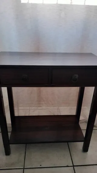 Mesa de entrada color oscuro