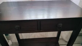 Mesa de entrada color oscuro