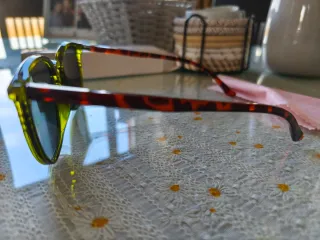 Gafas de sol verdes y marrones