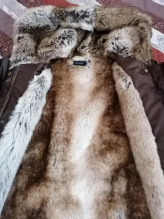 Anorak mujer marrón con capucha y forro de piel