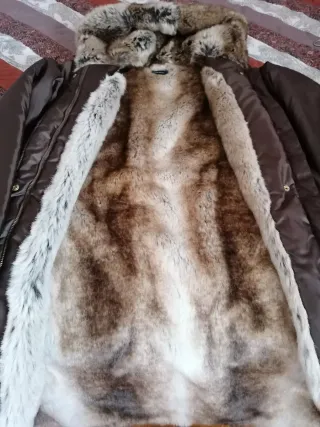 Anorak mujer marrón con capucha y forro de piel