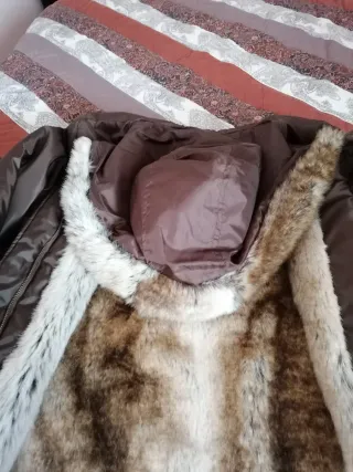 Anorak mujer marrón con capucha y forro de piel