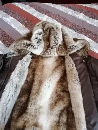 Anorak mujer marrón con capucha y forro de piel