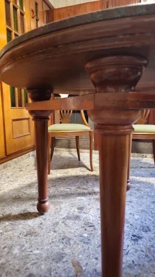 Mesa redonda de cocina madera y piedra.