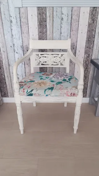 Silla de madera con tapizado floral