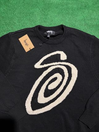 Jersey Stussy Negro con Logo Beige Y2K