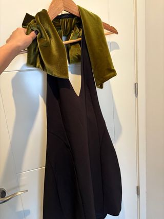 Vestido negro fiesta con detalle de lazo verde.