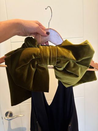 Vestido negro fiesta con detalle de lazo verde.