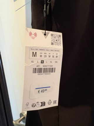 Vestido negro fiesta con detalle de lazo verde.