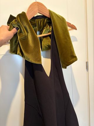 Vestido negro fiesta con detalle de lazo verde.