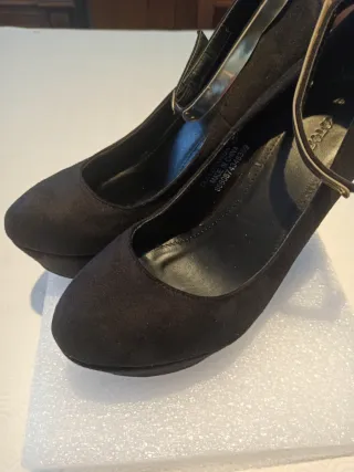 Scarpe con tacco e cinturino nere